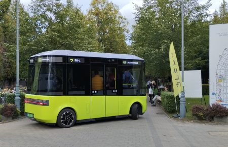 Autonomiczny bus na cmentarzu Osobowice